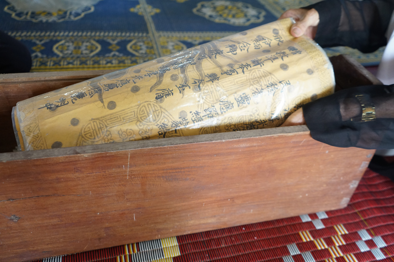 C&aacute;c sắc phong được bảo quản bằng c&aacute;ch &eacute;p nhựa, cuộn lại đặt trong một hộp tr&aacute;p gỗ